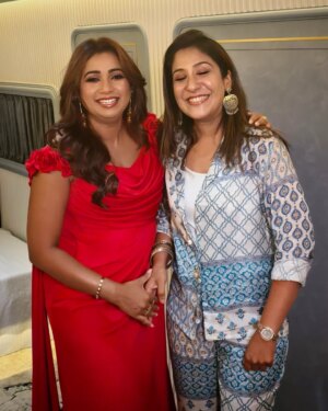 Shweta Mohan Instagram - Her talent is awe-inspiring and her persona is too loveable and charming ... Wishing the Nightingale of India @shreyaghoshal a very happy and blessed birthday!! ❤️🎶🎊🎈🎂 
Love you Shreyaaa !! 🥰
