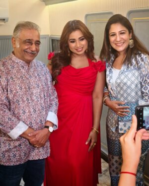 Shweta Mohan Instagram - Her talent is awe-inspiring and her persona is too loveable and charming ... Wishing the Nightingale of India @shreyaghoshal a very happy and blessed birthday!! ❤️🎶🎊🎈🎂 
Love you Shreyaaa !! 🥰