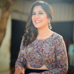 Shweta Mohan Instagram - The jolly weekend is almost here ... 🥳🎊🤸🌞🎶

#ZeeSaregamapa #LittleChampsSeason4

P.C - @mukund__xx
Outfit - @prabuselvaraj_ , @shalafashions
Makeup - @peethumull
Hair style - @venki_hairstylist