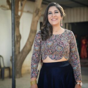 Shweta Mohan Instagram - The jolly weekend is almost here ... 🥳🎊🤸🌞🎶

#ZeeSaregamapa #LittleChampsSeason4

P.C - @mukund__xx
Outfit - @prabuselvaraj_ , @shalafashions
Makeup - @peethumull
Hair style - @venki_hairstylist