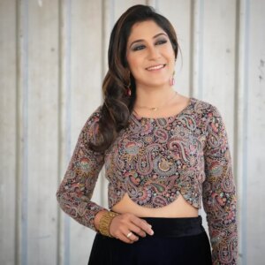 Shweta Mohan Instagram - The jolly weekend is almost here ... 🥳🎊🤸🌞🎶

#ZeeSaregamapa #LittleChampsSeason4

P.C - @mukund__xx
Outfit - @prabuselvaraj_ , @shalafashions
Makeup - @peethumull
Hair style - @venki_hairstylist