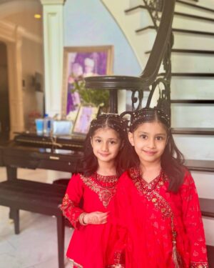 Sidra Batool Instagram - A realistic Eid Morning. Eid Mubarak!

Our beautiful outfits are from @lodhisofficial 

Ye pal hamain yaad ayenge, jub bache bare hojaenge😪

#eid