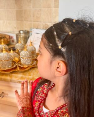 Sidra Batool Instagram - A realistic Eid Morning. Eid Mubarak!

Our beautiful outfits are from @lodhisofficial 

Ye pal hamain yaad ayenge, jub bache bare hojaenge😪

#eid