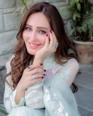 Sidra Niazi Instagram - Eid day 3 🩵

Wearing my favourite @annusabrar 💫
@allurebymht 
@ebrahimjaliawala