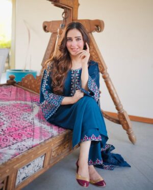 Sidra Niazi Instagram - You don’t have to worry about your #eidshopping now @laamofficial is offering pkr 300 off on your first order with free nationwide shipping, plus all orders are dispatched within 24 hours. Shop now and celebrate in style! 🦋