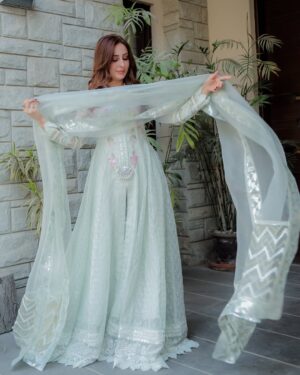 Sidra Niazi Instagram - Eid day 3 🩵

Wearing my favourite @annusabrar 💫
@allurebymht 
@ebrahimjaliawala