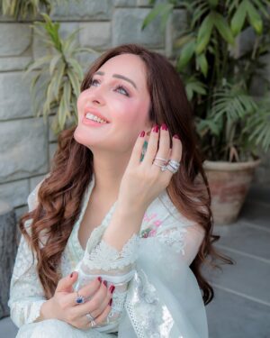 Sidra Niazi Instagram - Eid day 3 🩵

Wearing my favourite @annusabrar 💫
@allurebymht 
@ebrahimjaliawala