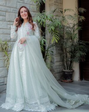 Sidra Niazi Instagram - Eid day 3 🩵

Wearing my favourite @annusabrar 💫
@allurebymht 
@ebrahimjaliawala