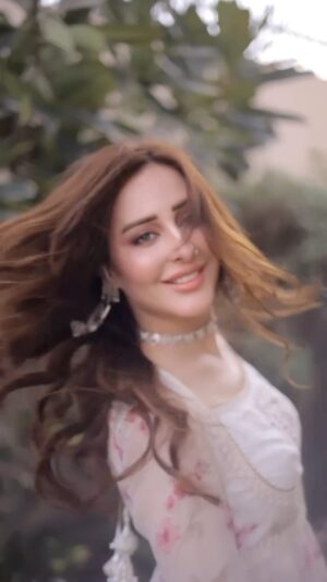 Sidra Niazi Instagram - Eid day 2 🌸 

This beautiful outfit is from @mohsin.naveed.ranjha s karachi studio. 
@mohsin.naveed.ranjha 
@ayeshaccessories 
@ebrahimjaliawala 
@stylebykiranraza