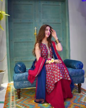 Sidra Niazi Instagram - Eid Mubarak ♥️💙

@sfkbridals 
@allurebymht 
@ebrahimjaliawala