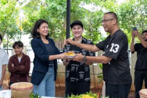 Sigi Wimala Instagram - Akhirnya bisa shooting sama mas @rudisoedjarwo lagi (setelah 20 tahun) 🥳🥳🥳. Excited and nervous. 🤭 #newproject #backintofilming