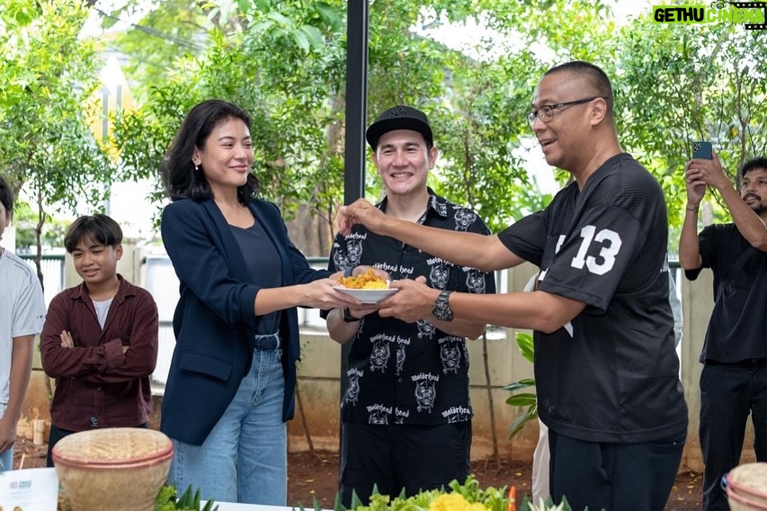 Sigi Wimala - 1.4K Likes - Akhirnya bisa shooting sama mas @rudisoedjarwo lagi (setelah 20 tahun) ๐ฅณ๐ฅณ๐ฅณ. Excited and nervous. ๐คญ #newproject #backintofilming