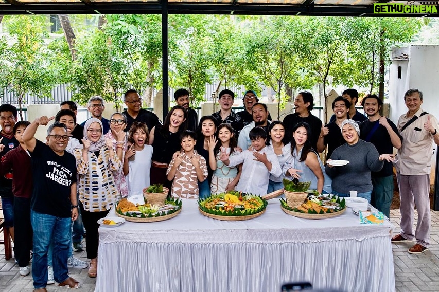 Sigi Wimala - 1.4K Likes - Akhirnya bisa shooting sama mas @rudisoedjarwo lagi (setelah 20 tahun) ๐ฅณ๐ฅณ๐ฅณ. Excited and nervous. ๐คญ #newproject #backintofilming