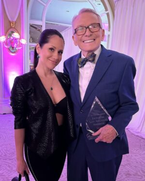 Silvana Arias Instagram - What an amazing night at the #FashionLosAngelesAwards 🫶🏼I got to meet living legend @bobmackie ✨ Def a night to remember!! 
Jewelry by: @londonmanori 💕 More posts for subscribers only 😘 #FLAs @dailyfrontrow #fashionawards #bobmackie