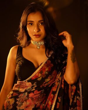 Sindhuja Hari Instagram - ✨

Stylist: @harshikaa.04 
MUAH: @sunita_aji 
Shot by: @gk_.photography._ 
Retouch @retouch_by_gokul 
Jewellery: @new_ideas_fashions