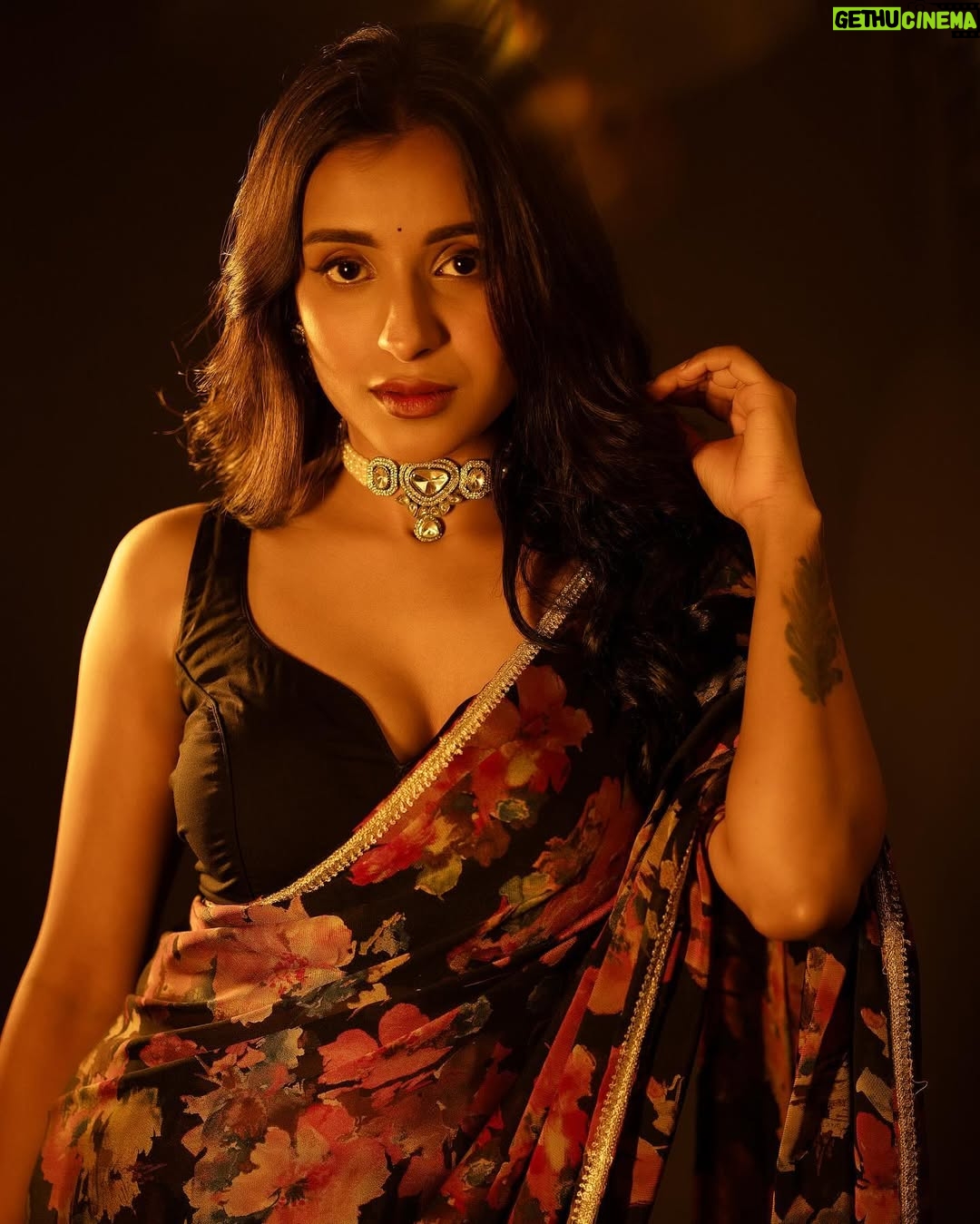 Sindhuja Hari - 13.2K Likes - ✨
Stylist: @harshikaa.04
MUAH: @sunita_aji
Shot by: @gk_.photography._
Retouch @retouch_by_gokul
Jewellery: @new_ideas_fashions