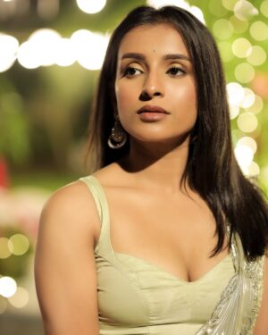 Sindhuja Hari Instagram - When you only know one pose 💀

Mua @glambyramya 
Shot by @_weshoot 
Retouch @retouch_by_gokul 
Earrings @fineshinejewels
