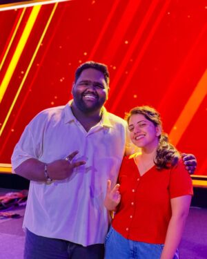 Sireesha Bhagavatula Instagram - Have a colourful one ❤️💙🤍🩷🧡💛💜🤎🩵💚

Spending my holi performing at Chennai Trade Centre with my cutest thambiii @vaishnavgirish_ 🩷