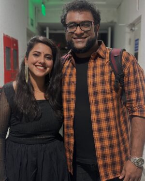 Sireesha Bhagavatula Instagram - A voice like pure honey and heart like pure gold, @haricharanmusic anna’s birthday today and yet another day my heart is filled with gratitude. I remember my college days when “Yemito” song satisfied my ear cravings everyday and now I get to listen to you and perform with you! 
I keep learning a lot from you and waiting to get on stage with you again soon 🥹❤️

Happiest birthday anna! ❤️