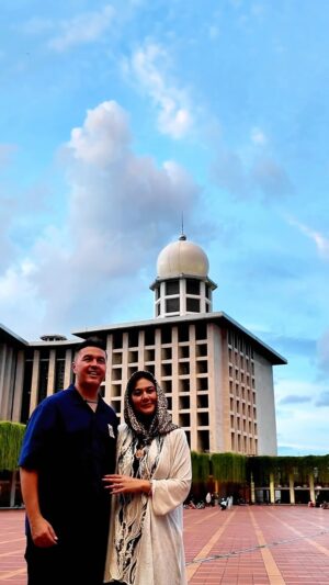Sissy Prescillia Instagram - Alhamdulillah..
On April 5th, I had a wonderful birthday. To enter my 40s with all the surprises and my family gathered, we prayed together at Masjid Istiqlal.

It was a first for me.
I felt so loved, blessed, prayed for, and protected — to always grow into a better person in every aspect of life.
And for that, I am truly grateful.
Thank you.

#surprise #video #reels #birthday #love #family #fun #husband #wife #relationship #couplesgoals #instagram #instagood