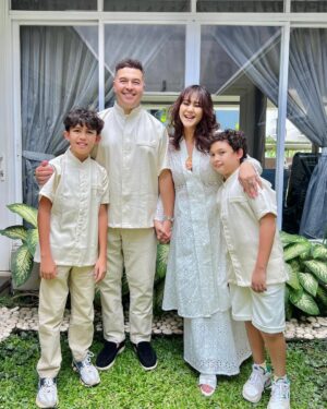 Sissy Prescillia Instagram - A family Eid photo that we’ve always taken in the same place, with the same pose, for the past seven years.
This Eid 2025, I just realized that my kids have grown so much taller ❤️

Happy Eid al-Fitr friends!
Wishing you a joyful and blessed Lebaran ❤️
