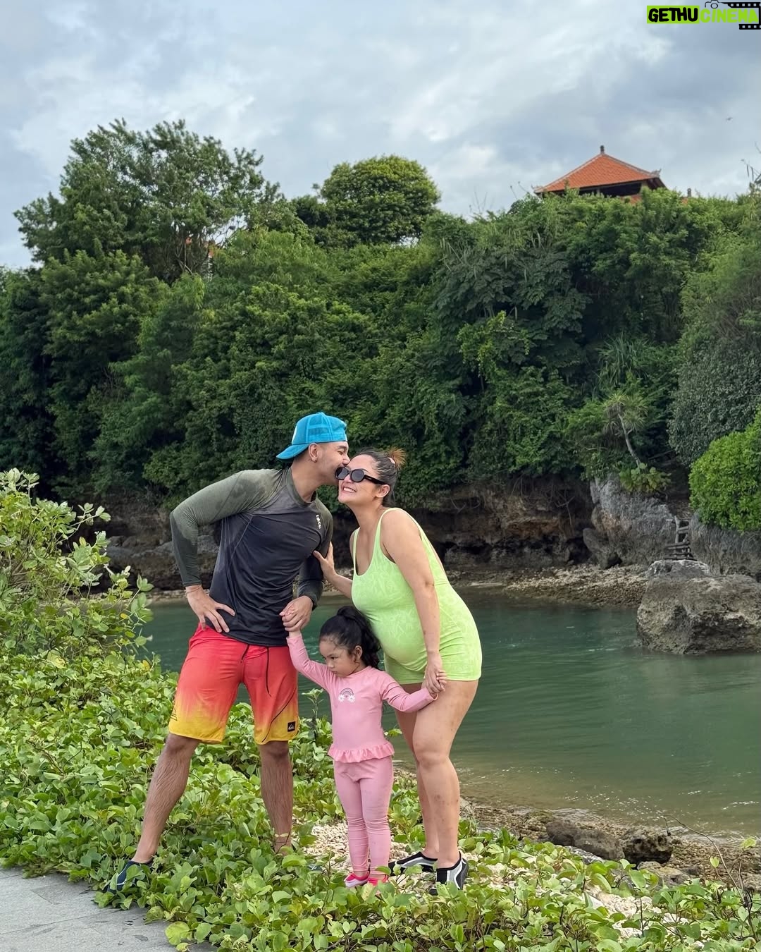 Siti Badriah - 320.5K Likes - Kesayangan ā¤ļøā¤ļø
Curhat dikit ah, di komen dan dm masi aja ada yang nanya kulit aku kenapa?, kobisa hamilnya budug?, dulu si onoh aja hamilnya cantik ga begitu (membandingkan) dan Blablabla.
Sempet insecure bgt karena perubahan hormon lagi hamil kedua ini. Baru kurus tiba tiba gendut lagi, dari mulus tiba tiba budug sebadan badan. Bersyukur punya suami yang selalu kasi suport positive buat istrinya, makasi udah selalu nyadarin dan nguatin kalau ini cuma sementara.. bahkan kalaupun ga balik lagipun sangat sebanding dari pemberian anugerah yang Allah kasih.. kesempatan luar biasa.. bisa hamil kedua tanpa program sedikitpun.. bahkan Allah membuktikan kuasanya sempet menitipkan anak kembar, meskipun diambil lagi 1. Ini sudah menjadi hadiah luar biasa buat kita ā¤ļø.
Dan buat yang pada julid. Mirisnya lagi kebanyakan perempuan dan sesama seorang ibu.., Hormon ibu hamil itu ga sama, pasti beda beda. Dan seharusnya sesama perempuan itu saling menguatkan bukan malah saling menjatuhkan.. ā¤ļø