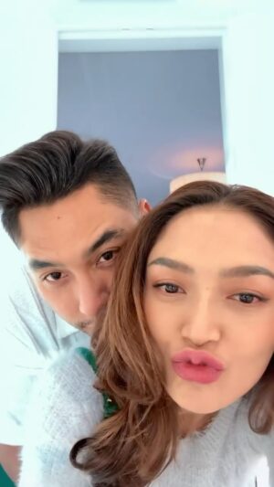 Siti Badriah Instagram - Siap siap dulu ceunah.. mau diajak dinner daddynya xarendul 😘😘😘 
ga lupa pake lip serum saktinya @glowgoals.skincare