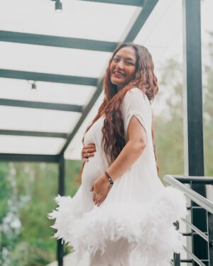 Siti Badriah Instagram - GENDER REVEAL BABY TOCULOR!! 
Ada yang bisa tebak??? Cewe apa cowo?? 

Full on youtube!! 

Decor @tw.weddingg