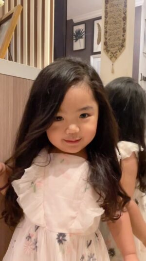 Siti Badriah Instagram - Kalau rambut xarena lurus gini udah mirip mommy belom guys??