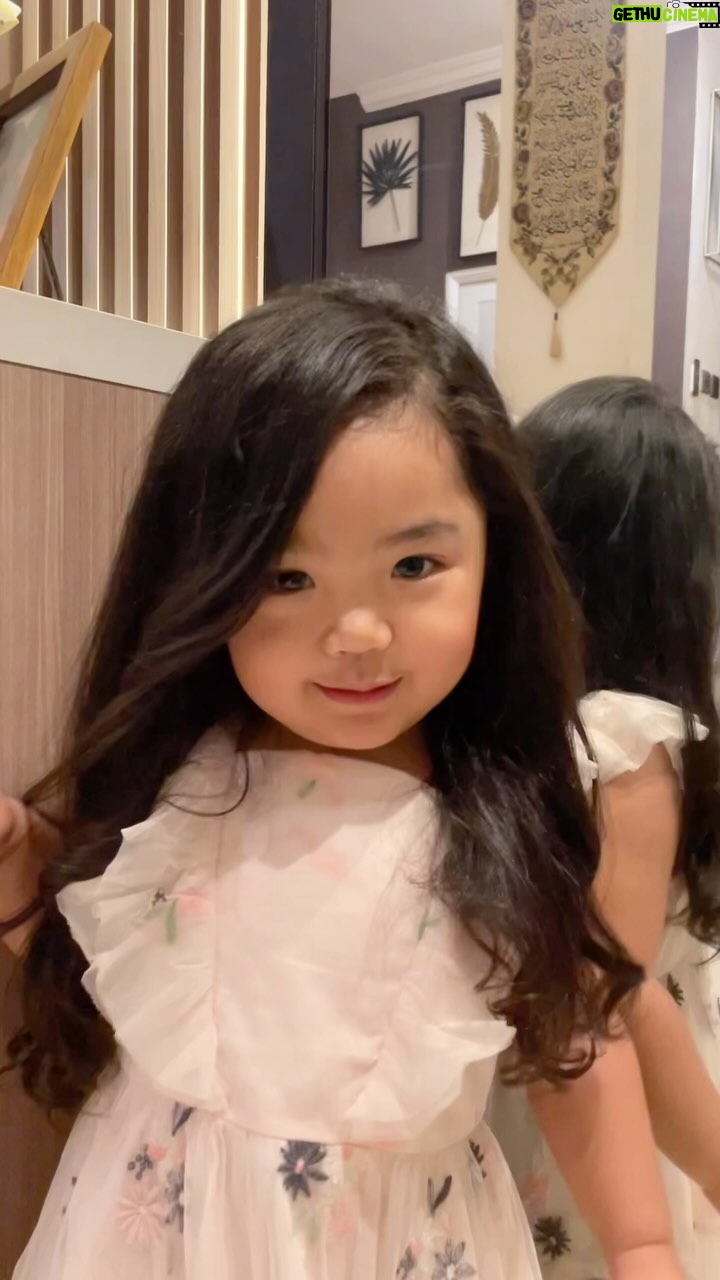 Siti Badriah - 179.9K Likes - Kalau rambut xarena lurus gini udah mirip mommy belom guys??