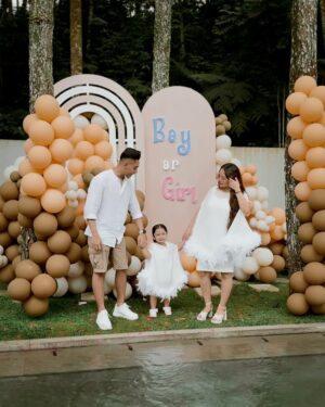 Siti Badriah Instagram - GENDER REVEAL BABY TOCULOR!! 
Ada yang bisa tebak??? Cewe apa cowo?? 

Full on youtube!! 

Decor @tw.weddingg
