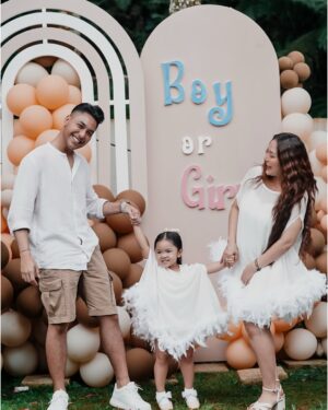 Siti Badriah Instagram - GENDER REVEAL BABY TOCULOR!! 
Ada yang bisa tebak??? Cewe apa cowo?? 

Full on youtube!! 

Decor @tw.weddingg