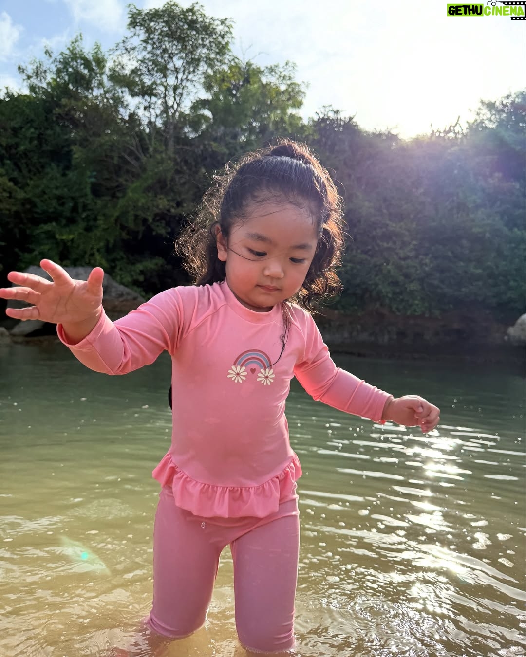 Siti Badriah - 320.5K Likes - Kesayangan ā¤ļøā¤ļø
Curhat dikit ah, di komen dan dm masi aja ada yang nanya kulit aku kenapa?, kobisa hamilnya budug?, dulu si onoh aja hamilnya cantik ga begitu (membandingkan) dan Blablabla.
Sempet insecure bgt karena perubahan hormon lagi hamil kedua ini. Baru kurus tiba tiba gendut lagi, dari mulus tiba tiba budug sebadan badan. Bersyukur punya suami yang selalu kasi suport positive buat istrinya, makasi udah selalu nyadarin dan nguatin kalau ini cuma sementara.. bahkan kalaupun ga balik lagipun sangat sebanding dari pemberian anugerah yang Allah kasih.. kesempatan luar biasa.. bisa hamil kedua tanpa program sedikitpun.. bahkan Allah membuktikan kuasanya sempet menitipkan anak kembar, meskipun diambil lagi 1. Ini sudah menjadi hadiah luar biasa buat kita ā¤ļø.
Dan buat yang pada julid. Mirisnya lagi kebanyakan perempuan dan sesama seorang ibu.., Hormon ibu hamil itu ga sama, pasti beda beda. Dan seharusnya sesama perempuan itu saling menguatkan bukan malah saling menjatuhkan.. ā¤ļø