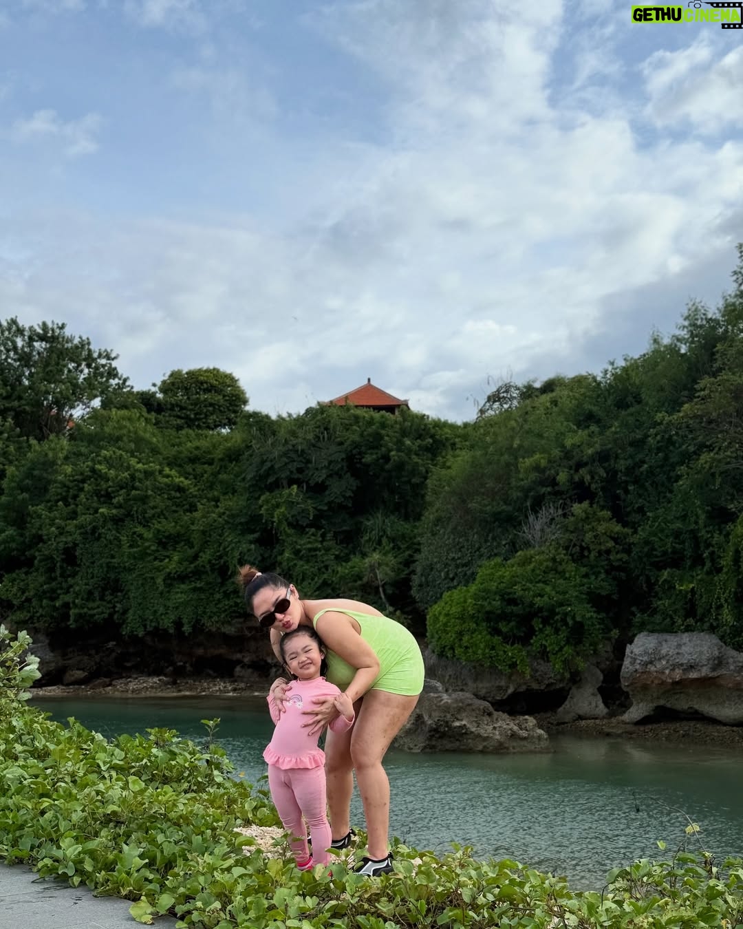 Siti Badriah - 320.5K Likes - Kesayangan ā¤ļøā¤ļø
Curhat dikit ah, di komen dan dm masi aja ada yang nanya kulit aku kenapa?, kobisa hamilnya budug?, dulu si onoh aja hamilnya cantik ga begitu (membandingkan) dan Blablabla.
Sempet insecure bgt karena perubahan hormon lagi hamil kedua ini. Baru kurus tiba tiba gendut lagi, dari mulus tiba tiba budug sebadan badan. Bersyukur punya suami yang selalu kasi suport positive buat istrinya, makasi udah selalu nyadarin dan nguatin kalau ini cuma sementara.. bahkan kalaupun ga balik lagipun sangat sebanding dari pemberian anugerah yang Allah kasih.. kesempatan luar biasa.. bisa hamil kedua tanpa program sedikitpun.. bahkan Allah membuktikan kuasanya sempet menitipkan anak kembar, meskipun diambil lagi 1. Ini sudah menjadi hadiah luar biasa buat kita ā¤ļø.
Dan buat yang pada julid. Mirisnya lagi kebanyakan perempuan dan sesama seorang ibu.., Hormon ibu hamil itu ga sama, pasti beda beda. Dan seharusnya sesama perempuan itu saling menguatkan bukan malah saling menjatuhkan.. ā¤ļø