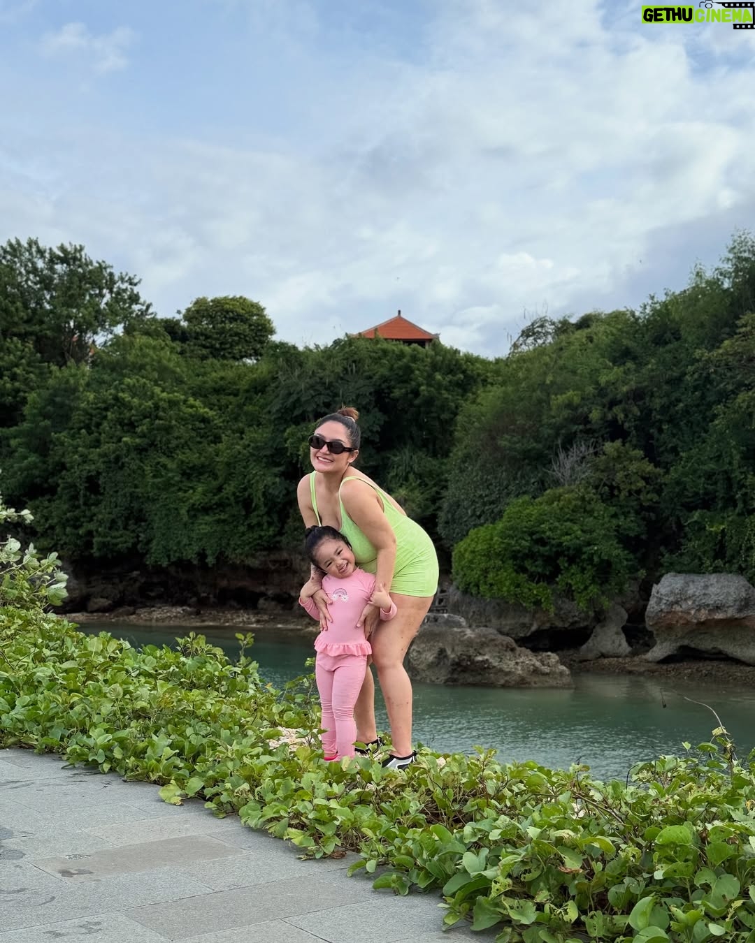 Siti Badriah - 320.5K Likes - Kesayangan ā¤ļøā¤ļø
Curhat dikit ah, di komen dan dm masi aja ada yang nanya kulit aku kenapa?, kobisa hamilnya budug?, dulu si onoh aja hamilnya cantik ga begitu (membandingkan) dan Blablabla.
Sempet insecure bgt karena perubahan hormon lagi hamil kedua ini. Baru kurus tiba tiba gendut lagi, dari mulus tiba tiba budug sebadan badan. Bersyukur punya suami yang selalu kasi suport positive buat istrinya, makasi udah selalu nyadarin dan nguatin kalau ini cuma sementara.. bahkan kalaupun ga balik lagipun sangat sebanding dari pemberian anugerah yang Allah kasih.. kesempatan luar biasa.. bisa hamil kedua tanpa program sedikitpun.. bahkan Allah membuktikan kuasanya sempet menitipkan anak kembar, meskipun diambil lagi 1. Ini sudah menjadi hadiah luar biasa buat kita ā¤ļø.
Dan buat yang pada julid. Mirisnya lagi kebanyakan perempuan dan sesama seorang ibu.., Hormon ibu hamil itu ga sama, pasti beda beda. Dan seharusnya sesama perempuan itu saling menguatkan bukan malah saling menjatuhkan.. ā¤ļø