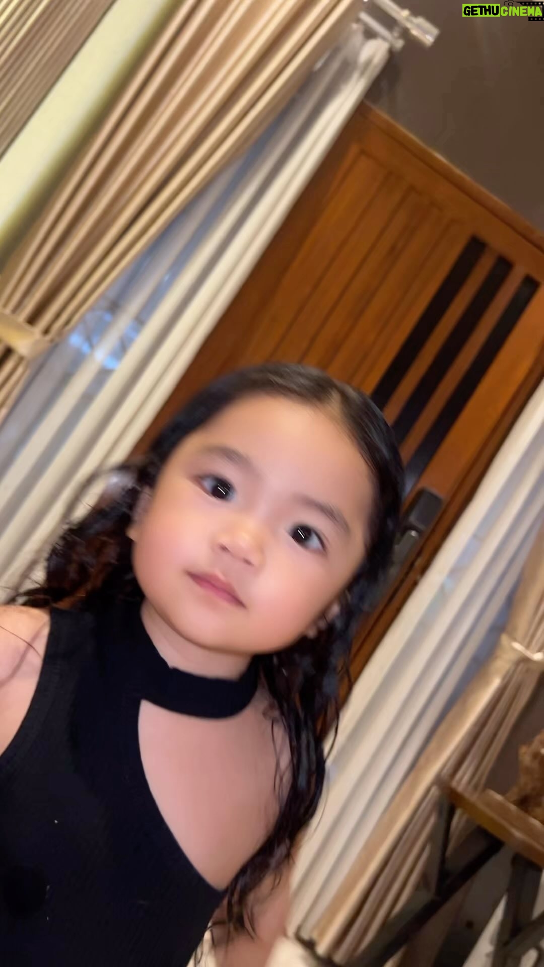 Siti Badriah - 212.2K Likes - Habis mandi sore, rambut masih basah, maksa pake baju seksi minta tiktokan š