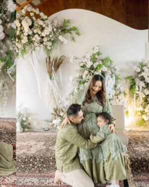 Siti Badriah Instagram - TASYAKURAN 4 BULANAN!! 
Belom punya nama euy baby siapa, dulu xarendul kan baby fruity, ini baby siapa yaa? Ada yang punya ide?? 

Clue: kehamilan sekarang siti ga terlalu suka buah, ga suka makanan apapun. Apa yang masuk keluar lagi. Yang ga keluar lagi cuma cumi cumi, sama jus tomat 🙄
 Kira kira apa yaa?

Thanks to:
Venue: @droyaltaposbogor
EO & planner: @gcwo.id @tw.weddingg
Decor: @tw.weddingg
Attire: @kebaya_mbok_dhe 
Makeup: @nindy.makeupartist 
Stylist: @choisheptia 
Nails: @sarahbeautybar__ 
Carpet: @farahcarpetofficial
MC: @gibran.mc 
Photo & video: @delight_pictures

Hampers:
@tumpengmini
@mydreamgoodies
@beeme.official
@jollytimeindonesia
@onix.id