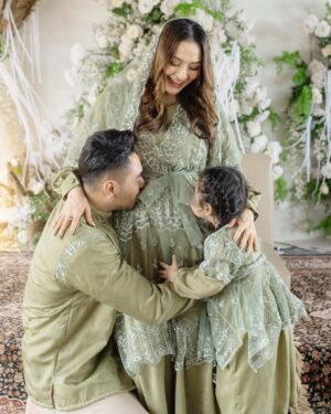 Siti Badriah Instagram - TASYAKURAN 4 BULANAN!! 
Belom punya nama euy baby siapa, dulu xarendul kan baby fruity, ini baby siapa yaa? Ada yang punya ide?? 

Clue: kehamilan sekarang siti ga terlalu suka buah, ga suka makanan apapun. Apa yang masuk keluar lagi. Yang ga keluar lagi cuma cumi cumi, sama jus tomat 🙄
 Kira kira apa yaa?

Thanks to:
Venue: @droyaltaposbogor
EO & planner: @gcwo.id @tw.weddingg
Decor: @tw.weddingg
Attire: @kebaya_mbok_dhe 
Makeup: @nindy.makeupartist 
Stylist: @choisheptia 
Nails: @sarahbeautybar__ 
Carpet: @farahcarpetofficial
MC: @gibran.mc 
Photo & video: @delight_pictures

Hampers:
@tumpengmini
@mydreamgoodies
@beeme.official
@jollytimeindonesia
@onix.id
