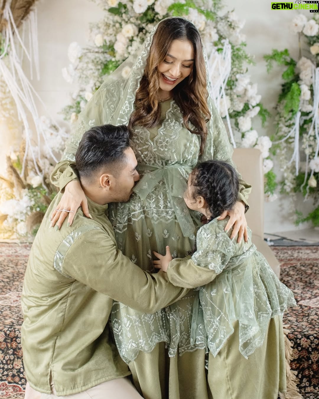 Siti Badriah - 152.6K Likes - TASYAKURAN 4 BULANAN!!
Belom punya nama euy baby siapa, dulu xarendul kan baby fruity, ini baby siapa yaa? Ada yang punya ide??
Clue: kehamilan sekarang siti ga terlalu suka buah, ga suka makanan apapun. Apa yang masuk keluar lagi. Yang ga keluar lagi cuma cumi cumi, sama jus tomat š
Kira kira apa yaa?
Thanks to:
Venue: @droyaltaposbogor
EO & planner: @gcwo.id @tw.weddingg
Decor: @tw.weddingg
Attire: @kebaya_mbok_dhe
Makeup: @nindy.makeupartist
Stylist: @choisheptia
Nails: @sarahbeautybar__
Carpet: @farahcarpetofficial
MC: @gibran.mc
Photo & video: @delight_pictures
Hampers:
@tumpengmini
@mydreamgoodies
@beeme.official
@jollytimeindonesia
@onix.id