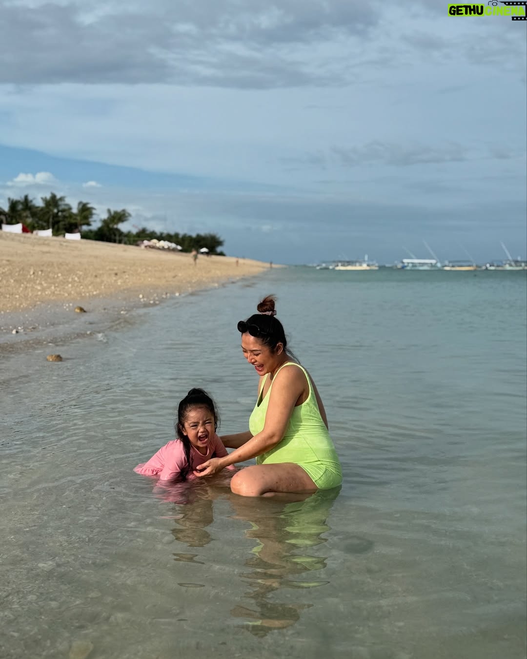 Siti Badriah - 320.5K Likes - Kesayangan ā¤ļøā¤ļø
Curhat dikit ah, di komen dan dm masi aja ada yang nanya kulit aku kenapa?, kobisa hamilnya budug?, dulu si onoh aja hamilnya cantik ga begitu (membandingkan) dan Blablabla.
Sempet insecure bgt karena perubahan hormon lagi hamil kedua ini. Baru kurus tiba tiba gendut lagi, dari mulus tiba tiba budug sebadan badan. Bersyukur punya suami yang selalu kasi suport positive buat istrinya, makasi udah selalu nyadarin dan nguatin kalau ini cuma sementara.. bahkan kalaupun ga balik lagipun sangat sebanding dari pemberian anugerah yang Allah kasih.. kesempatan luar biasa.. bisa hamil kedua tanpa program sedikitpun.. bahkan Allah membuktikan kuasanya sempet menitipkan anak kembar, meskipun diambil lagi 1. Ini sudah menjadi hadiah luar biasa buat kita ā¤ļø.
Dan buat yang pada julid. Mirisnya lagi kebanyakan perempuan dan sesama seorang ibu.., Hormon ibu hamil itu ga sama, pasti beda beda. Dan seharusnya sesama perempuan itu saling menguatkan bukan malah saling menjatuhkan.. ā¤ļø