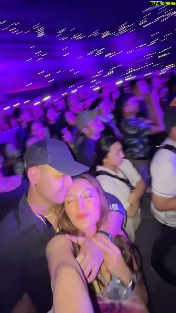 Siti Badriah - 88.3K Likes - Dari jaman muda suka banget sama laguā bruno,, sampe nonton bruno itu jadi salah satu cita cita aku, @vizzadara , @prawitasari_
Nah pas ada konser di jakarta langsung gercep minta sang adik @prawitasari_ buat cariin tiket pokonya gak mau tau harus dapet haahha
Eh bruno konsernya malah pas sang suami @krisjianabah lagi sibuk sibuknya shooting, dan kebetulan memang sang suami tidack suka nonton konser kaya gini dia paling mager..
tapi demi istrinya yg sangat mengidam ngidamkan liat mang bruno akhirnya dia luluh juga dengan terpaksa minta izin shooting buat nemenin istrinya š
Makasih yah sayang @krisjianabah udah rela macet macetan panas panasan, padahal udah dari subuh dia bangun buat suting dulu di sukabumi lanjut nemenin nonton mang bruno,, love u
Next bruno konser lagi nonton lagi yaaa wkwkwkwk