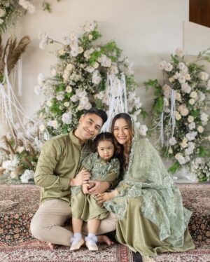 Siti Badriah Instagram - TASYAKURAN 4 BULANAN!! 
Belom punya nama euy baby siapa, dulu xarendul kan baby fruity, ini baby siapa yaa? Ada yang punya ide?? 

Clue: kehamilan sekarang siti ga terlalu suka buah, ga suka makanan apapun. Apa yang masuk keluar lagi. Yang ga keluar lagi cuma cumi cumi, sama jus tomat 🙄
 Kira kira apa yaa?

Thanks to:
Venue: @droyaltaposbogor
EO & planner: @gcwo.id @tw.weddingg
Decor: @tw.weddingg
Attire: @kebaya_mbok_dhe 
Makeup: @nindy.makeupartist 
Stylist: @choisheptia 
Nails: @sarahbeautybar__ 
Carpet: @farahcarpetofficial
MC: @gibran.mc 
Photo & video: @delight_pictures

Hampers:
@tumpengmini
@mydreamgoodies
@beeme.official
@jollytimeindonesia
@onix.id