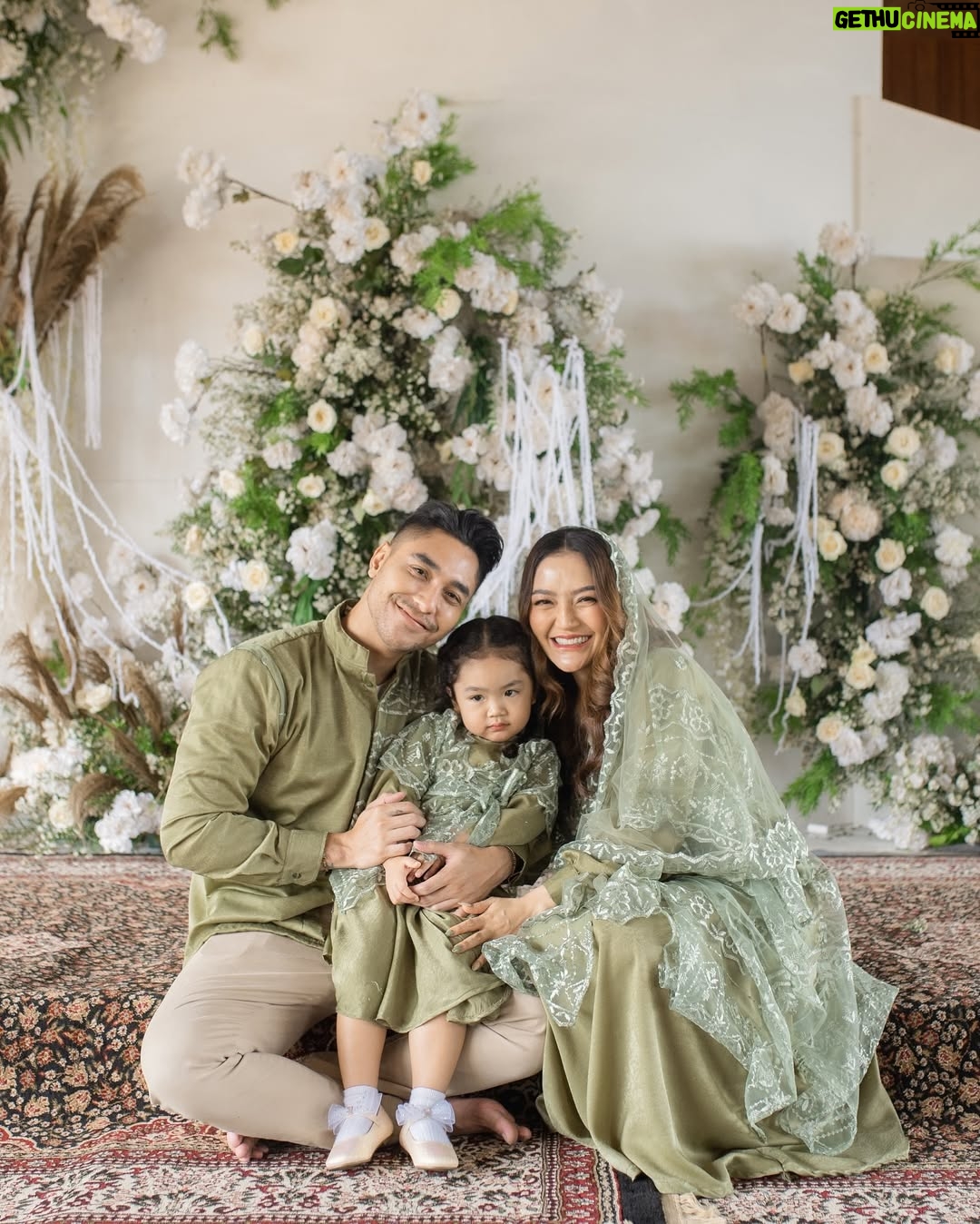 Siti Badriah - 152.6K Likes - TASYAKURAN 4 BULANAN!!
Belom punya nama euy baby siapa, dulu xarendul kan baby fruity, ini baby siapa yaa? Ada yang punya ide??
Clue: kehamilan sekarang siti ga terlalu suka buah, ga suka makanan apapun. Apa yang masuk keluar lagi. Yang ga keluar lagi cuma cumi cumi, sama jus tomat š
Kira kira apa yaa?
Thanks to:
Venue: @droyaltaposbogor
EO & planner: @gcwo.id @tw.weddingg
Decor: @tw.weddingg
Attire: @kebaya_mbok_dhe
Makeup: @nindy.makeupartist
Stylist: @choisheptia
Nails: @sarahbeautybar__
Carpet: @farahcarpetofficial
MC: @gibran.mc
Photo & video: @delight_pictures
Hampers:
@tumpengmini
@mydreamgoodies
@beeme.official
@jollytimeindonesia
@onix.id