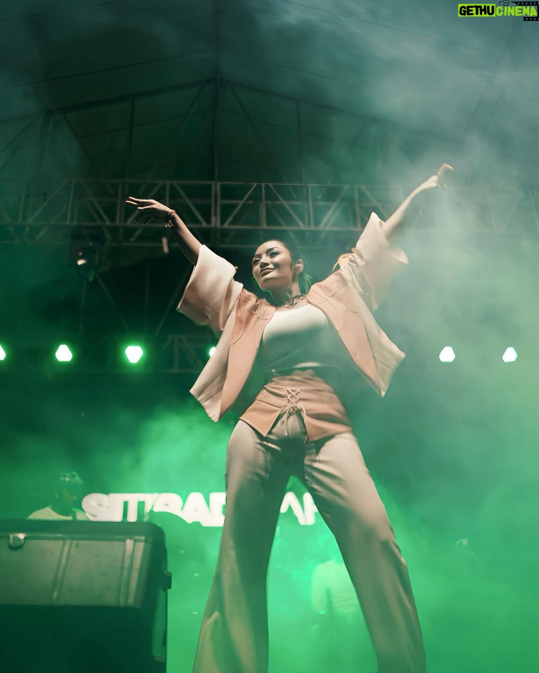 Siti Badriah - 67.2K Likes - Thank you āRENGATā kalian seruuuu sekali ā¤ļø
-
-
-
Outfit by : @ameliaaaa.ns @lyahofficial
Stylist by : @choisheptia
Makeup & hairdo by : @esterlaurensa