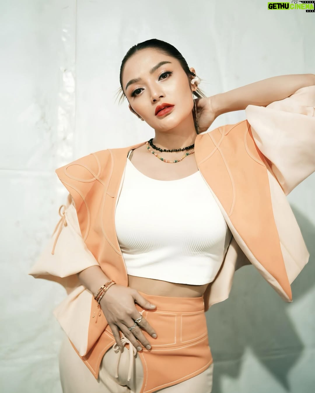 Siti Badriah - 67.2K Likes - Thank you āRENGATā kalian seruuuu sekali ā¤ļø
-
-
-
Outfit by : @ameliaaaa.ns @lyahofficial
Stylist by : @choisheptia
Makeup & hairdo by : @esterlaurensa
