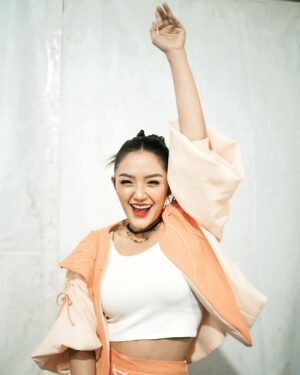 Siti Badriah Instagram - Thank you “RENGAT” kalian seruuuu sekali ❤️
-
-
-

Outfit by : @ameliaaaa.ns @lyahofficial 
Stylist by : @choisheptia 
Makeup & hairdo by : @esterlaurensa