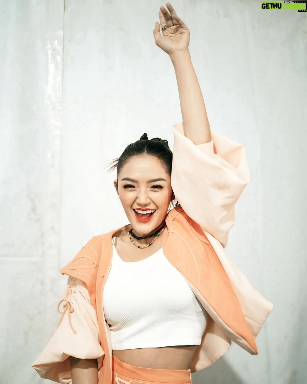 Siti Badriah - 67.2K Likes - Thank you āRENGATā kalian seruuuu sekali ā¤ļø
-
-
-
Outfit by : @ameliaaaa.ns @lyahofficial
Stylist by : @choisheptia
Makeup & hairdo by : @esterlaurensa
