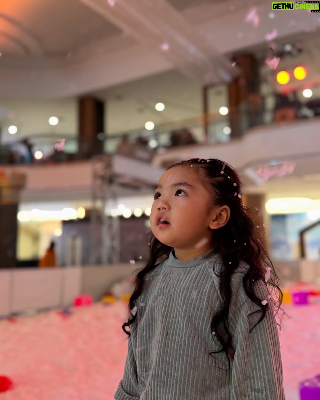Siti Badriah - 43.6K Likes - Ekspresi teteh xarendul detik detik turun snow di emol