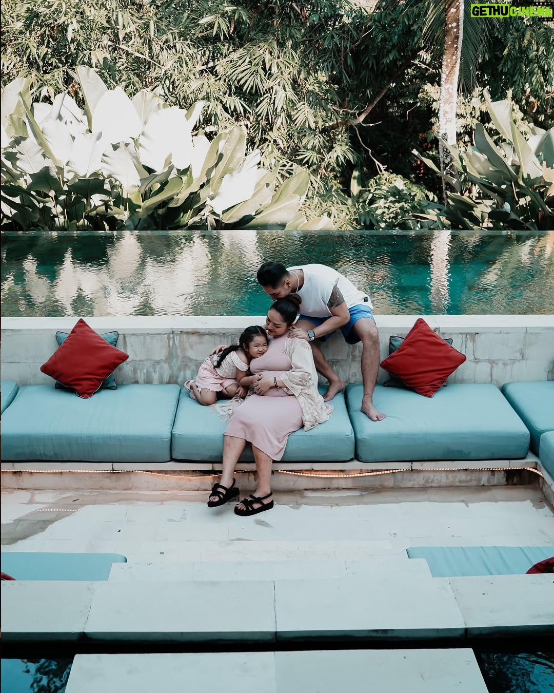 Siti Badriah - 138.5K Likes - Akhirnya ngerengek pengen holidey dikabulin juga. meskipun dibulan puasa, dan biduanya masih budugan sebadan badan š.. ā¤ļø u suamikuu