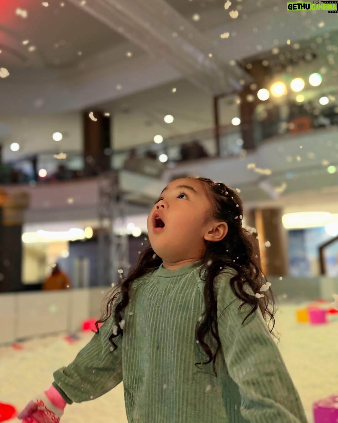 Siti Badriah - 43.6K Likes - Ekspresi teteh xarendul detik detik turun snow di emol